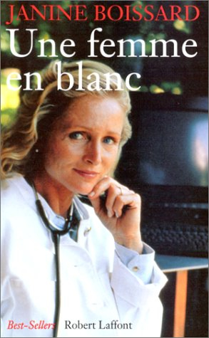 une femme en blanc