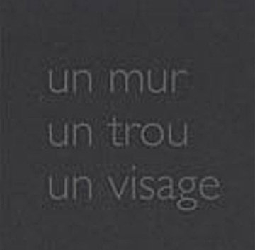 un mur un trou un visage