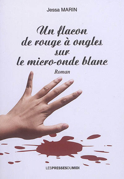 Un flacon de rouge à ongles sur le micro-onde blanc