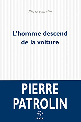 L'homme descend de la voiture