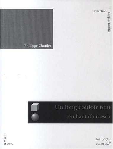 Un long couloir rempli de fauteuils en haut d'un escalier en plein vent