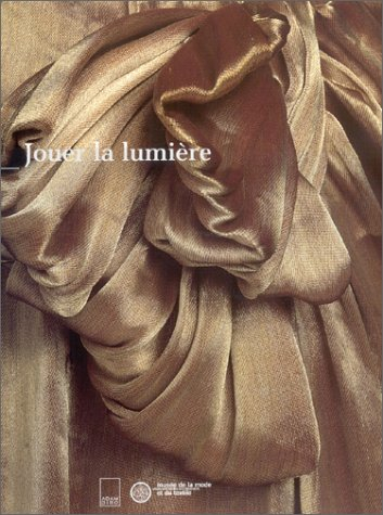 Jouer la lumière : exposition, Musée de la mode et du textile, Paris, de janvier 2001 à janvier 2002