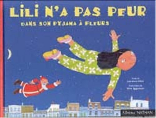 Lili n'a pas peur dans son pyjama à fleurs