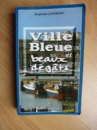Ville bleue et beaux dégâts