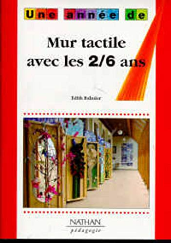 Mur tactile avec les 2-6 ans