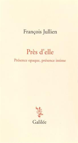 Près d'elle : présence opaque, présence intime