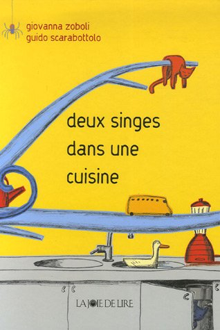 Deux singes dans une cuisine