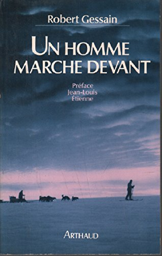 Un Homme marche devant