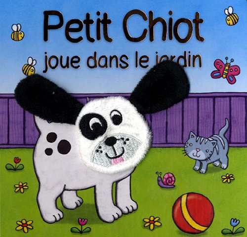 Petit chiot joue dans le jardin