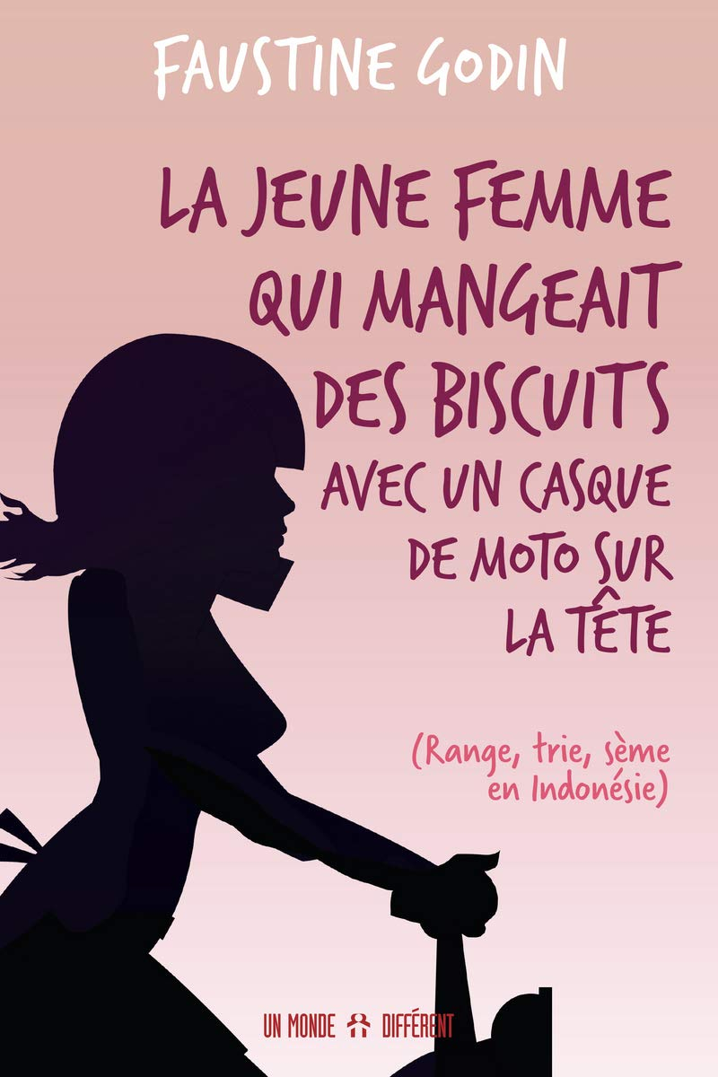 La jeune femme qui mangeait des biscuits avec un casque de moto sur la tête : (range, trie, sème en 