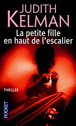 La petite fille en haut de l'escalier