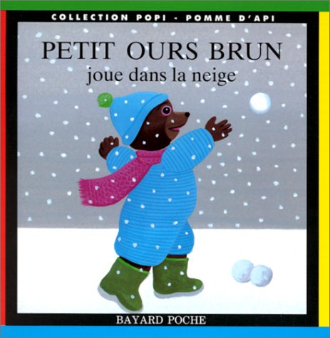 petit ours brun joue dans la neige