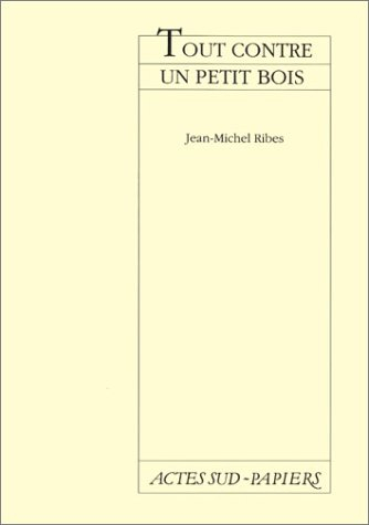 Tout contre un petit bois