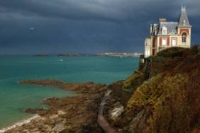 la côte d'emeraude, image d'un rivage