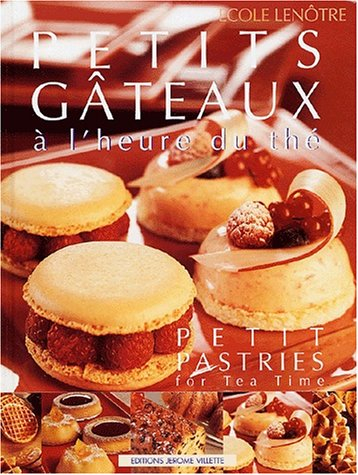 Petits gâteaux à l'heure du thé. Petit pastries for tea time