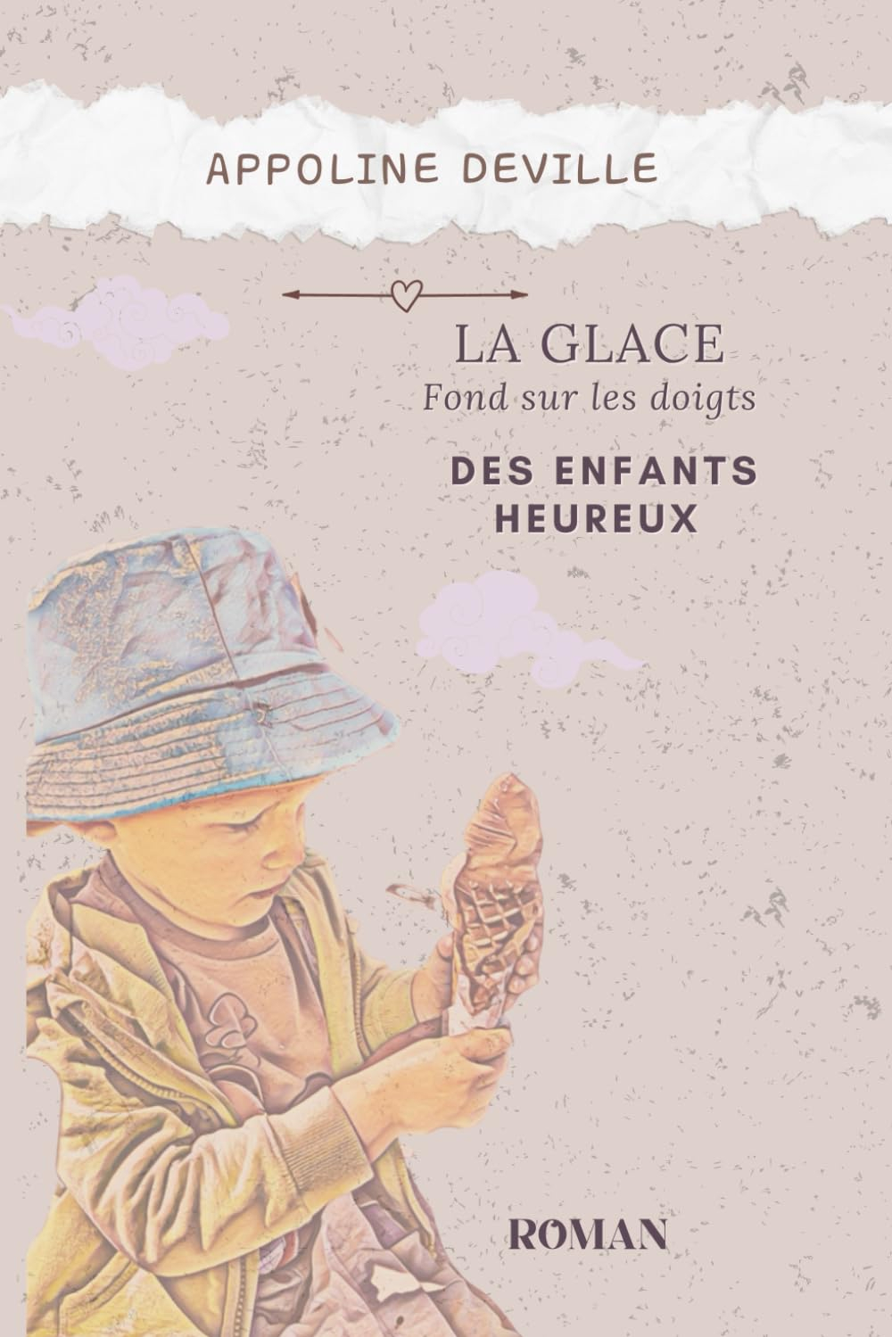 La glace fond sur les doigts des enfants heureux