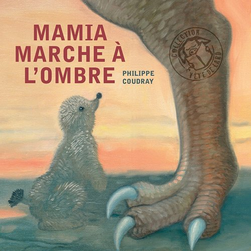 Mamia marche à l'ombre
