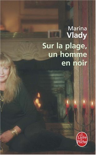 Sur la plage, un homme en noir