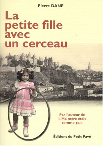 La petite fille avec un cerceau