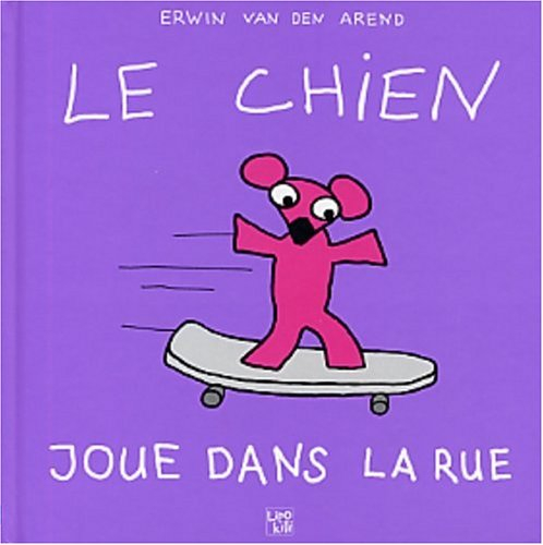 Le chien joue dans la rue