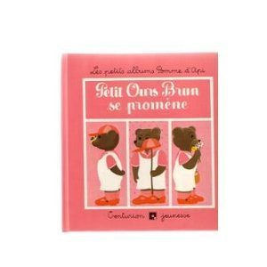 Petit ours brun se promène