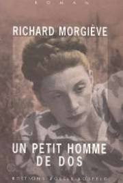 Un petit homme de dos