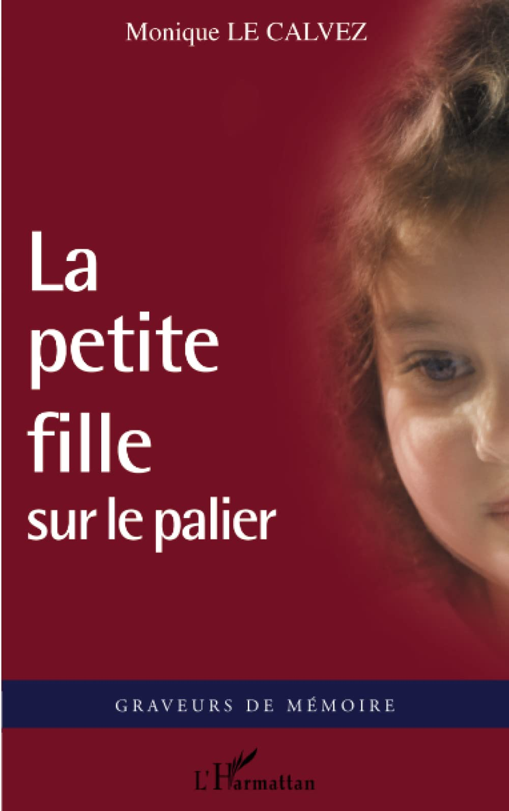 La petite fille sur le palier