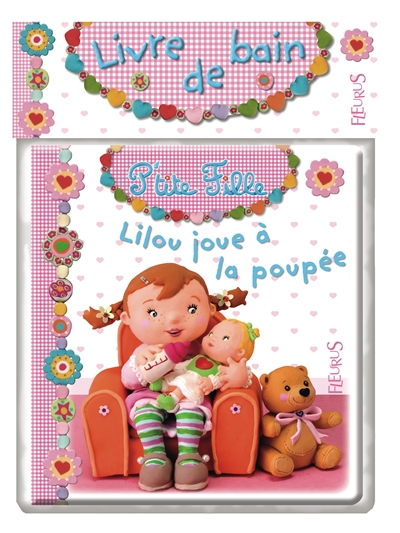 Lilou joue à la poupée