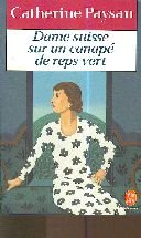 Dame suisse sur un canapé de reps vert