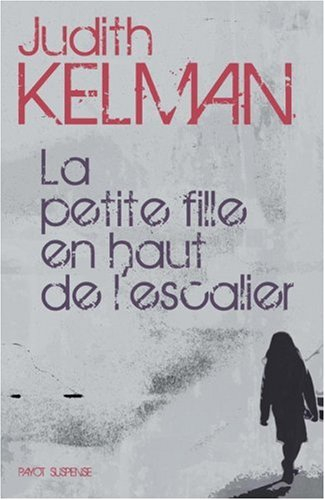 La petite fille en haut de l'escalier