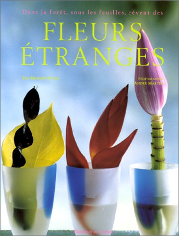 Dans la forêt sous les feuilles rêvent des étranges fleurs