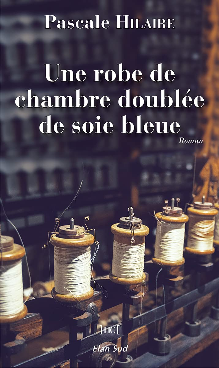 Une robe de chambre doublée de soie bleue