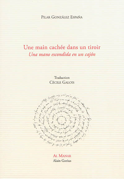 Une main cachée dans un tiroir. Una mano escondida en un cajon