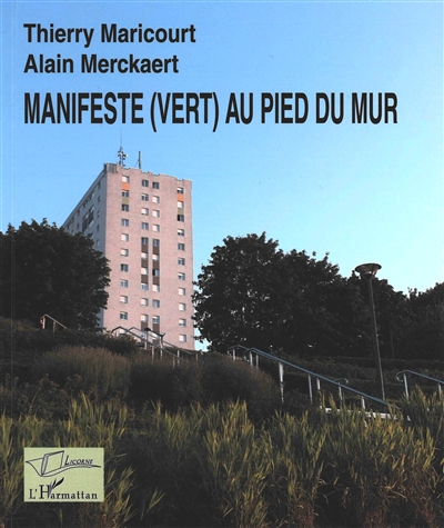 Manifeste (vert) au pied du mur