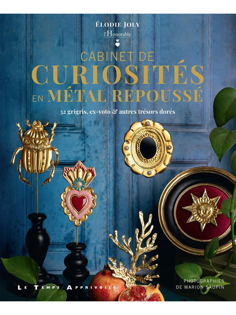 Cabinet de curiosités en métal repoussé : 32 grigris, ex-voto & autres trésors dorés
